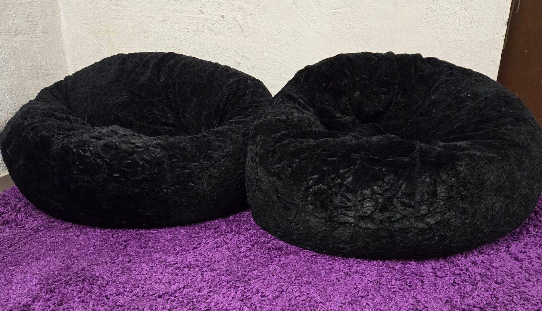 Poltrone: 2er Set Poufs/Sitzwürfel schwarz, Samt – Usato da Rheinsulz venduto da Dred 1