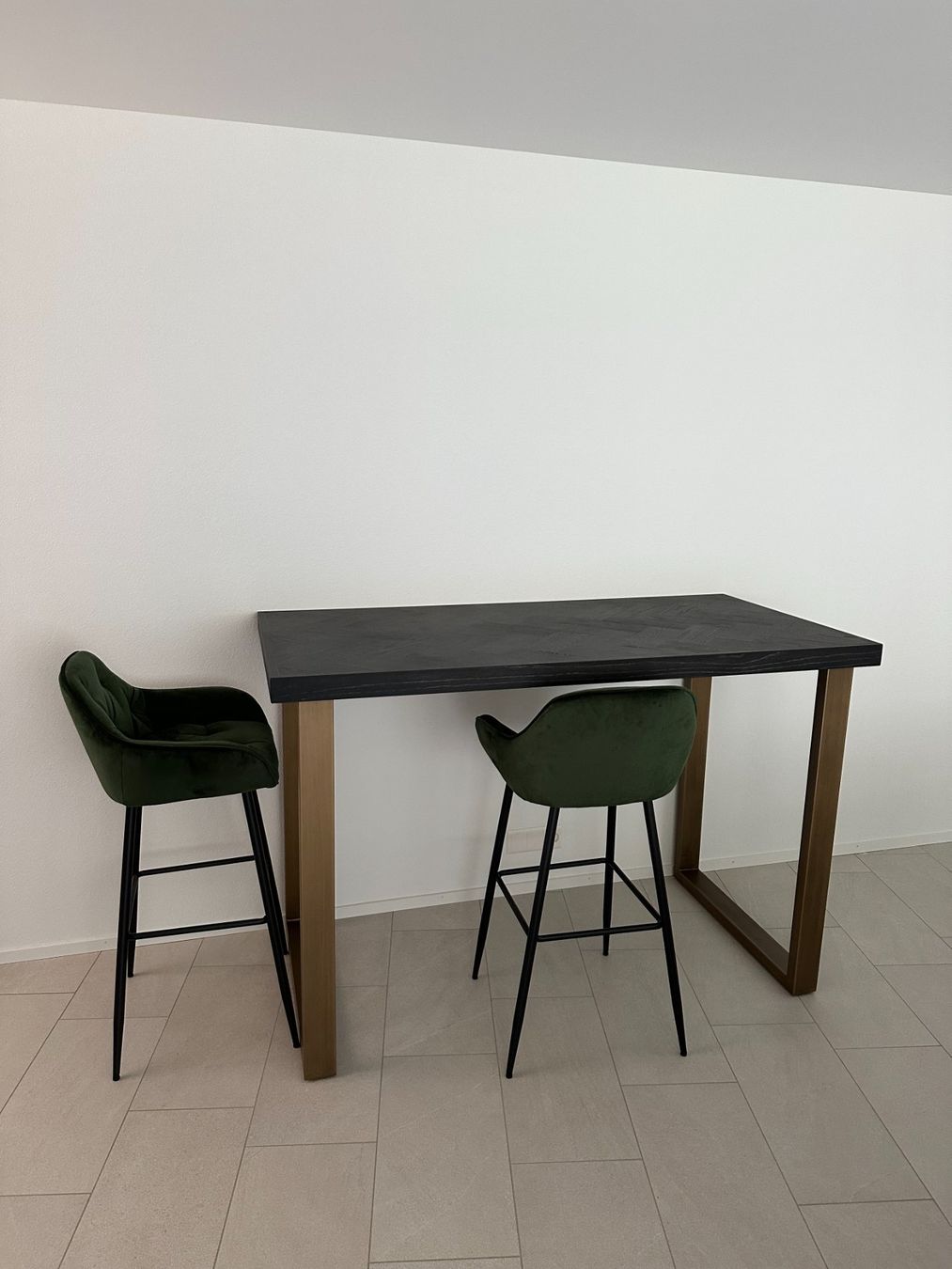 Set di tavolo e panche: Designer Bartisch Blackbone mit 2 Samt-Barhockern – Usato da Illnau venduto da Polobear