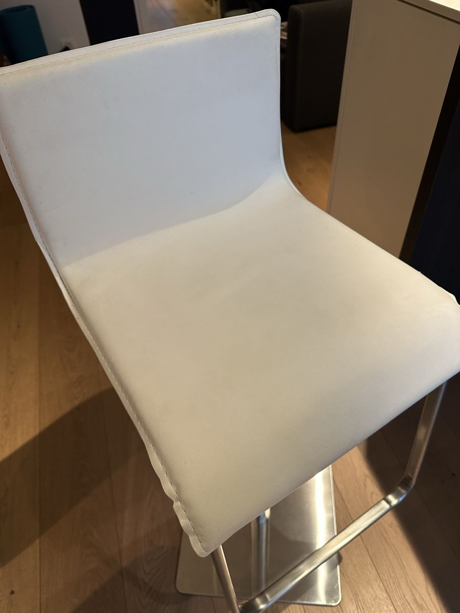 Hocker: 2 Barhocker weiss mit Metallfuss – Gebraucht aus Pfäffikon ZH von AnnSchi_1 2
