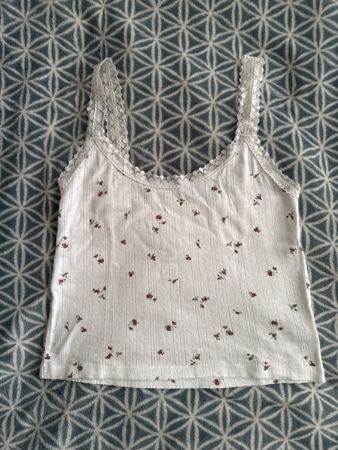 Sommerliches Top mit Blumenmuster und Spitze, Grösse S