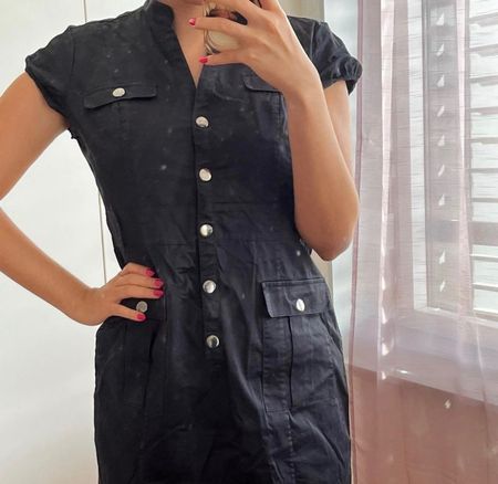 Robe noire boutonnée - Style utilitaire, parfait pour l'été!