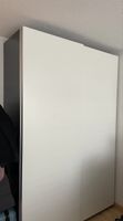 Kleiderschrank mit weissen Schiebetüren