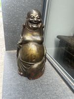Vergottete lächelnde Buddha-Statue mit Bambussockel