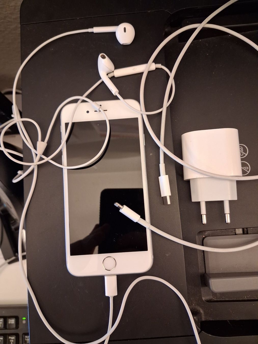 Apple Portables: iPhone 6s 64GB Silber Weiss + Apple Headset Kabel Stecker 📱 – D'occasion à Effretikon par SEMOUNA 3