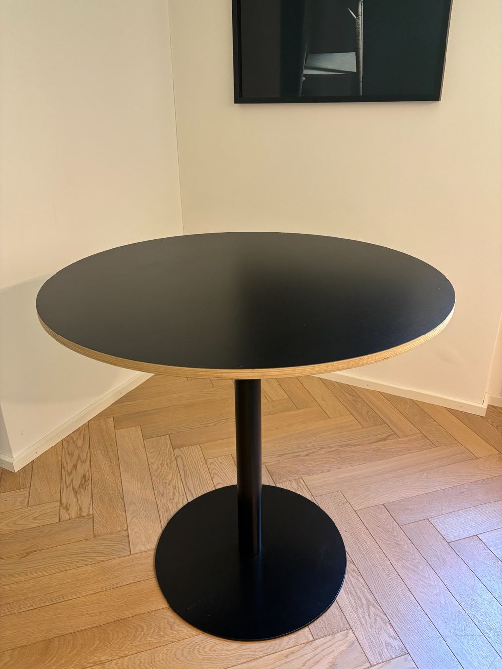 Tavoli: Runder schwarzer Tisch mit Metallfuss, 80 cm – Usato da Zürich venduto da Animoromi 1