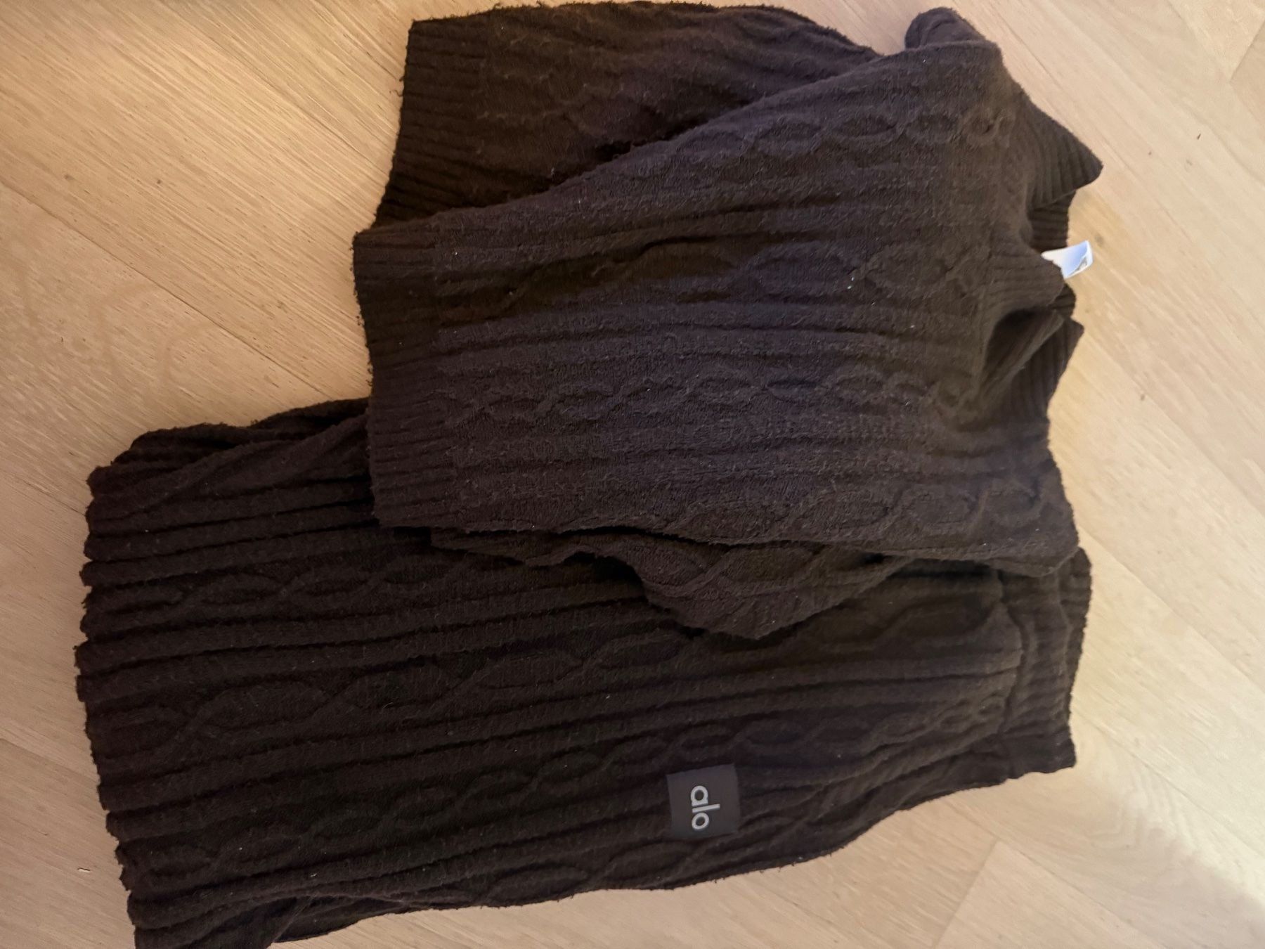 Alo Yoga Lotti di vestiti: Alo Yoga Set mit Zopfmuster – Usato da Zollikon venduto da pitpat02 3