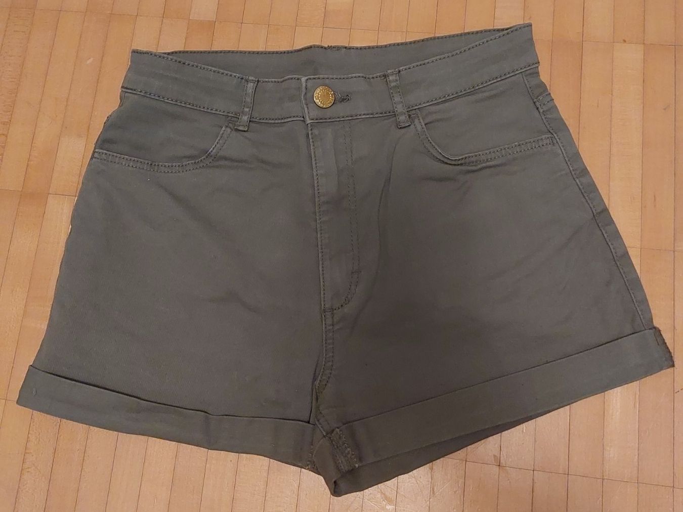 H&M Pantaloni: Grüne Shorts Mädchen Gr. 170 – Usato da Neftenbach venduto da lor_7thq