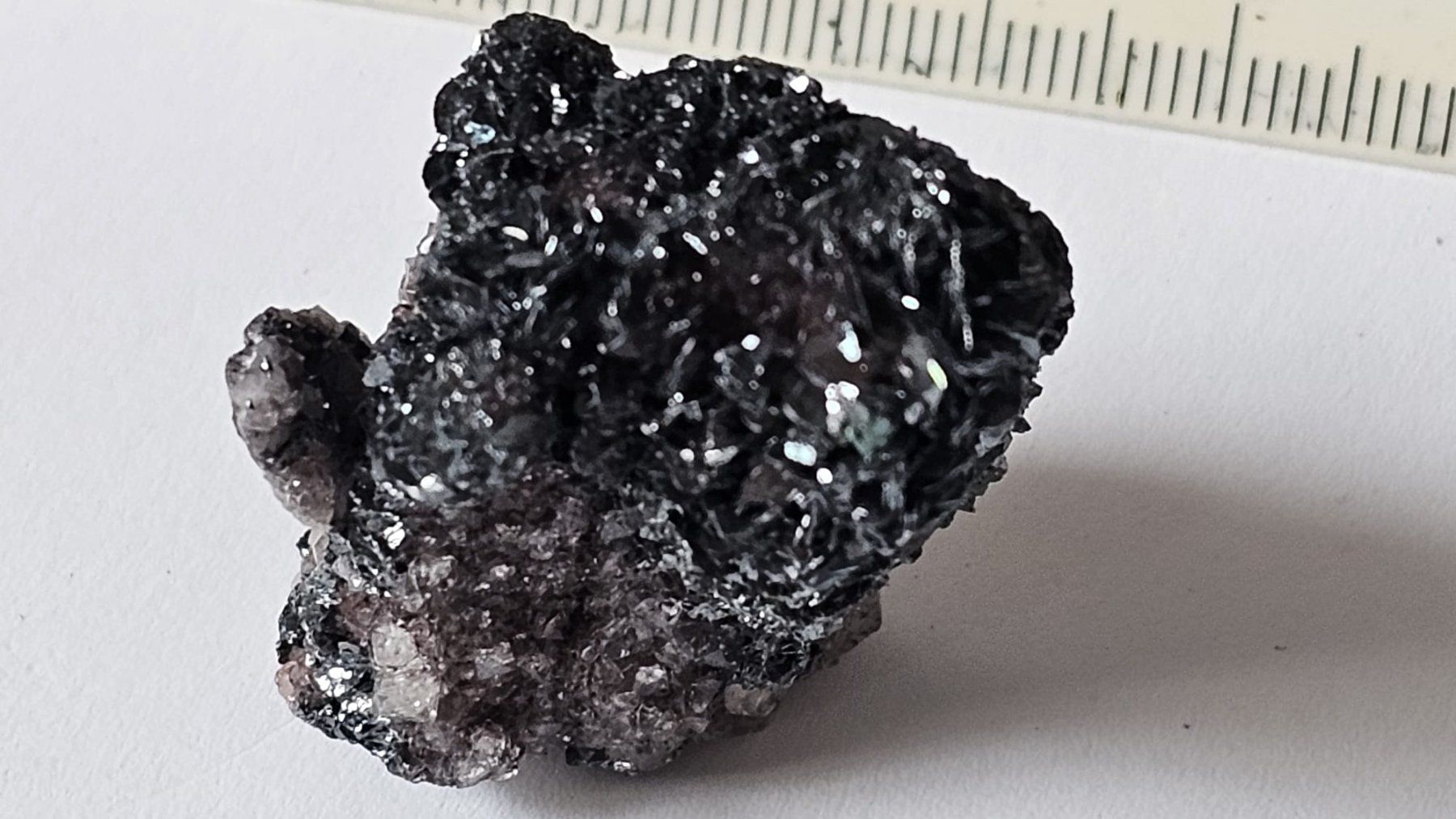 Minéraux & Lithothérapie: Black Metallic Crystal on Quartz Matrix – D'occasion à St-Légier-Chiésaz par nig_dk7p 1