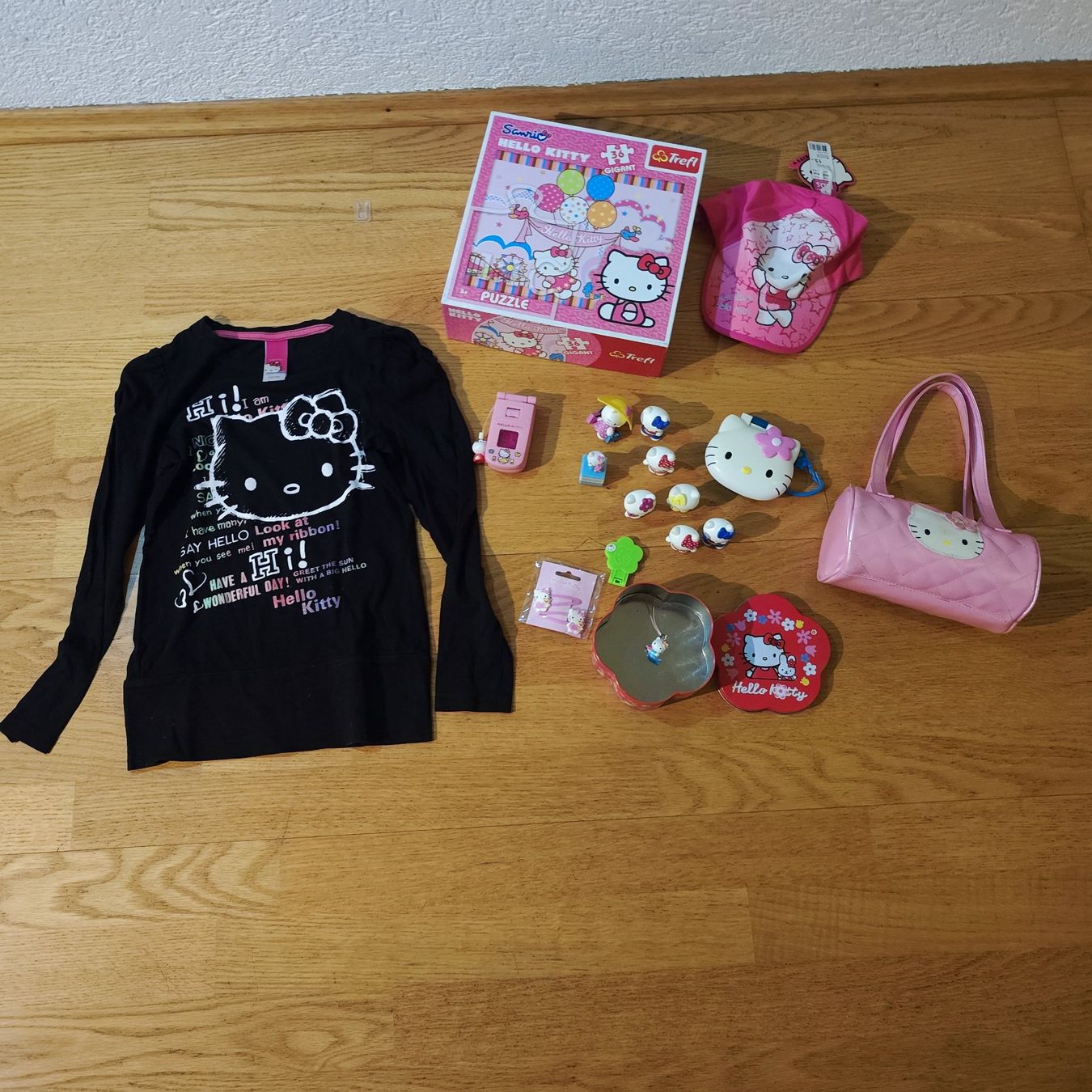 Lotti & Set di vestiti: Hello Kitty Set / Tasche / Kappe / Shirt / Puzzel u.s.w. – Nuovo (secondo la descrizione) da Riehen venduto da WinniePuh4