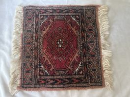Miniaturteppich handgeknüpft rot mit Fransen 35cmx31cm