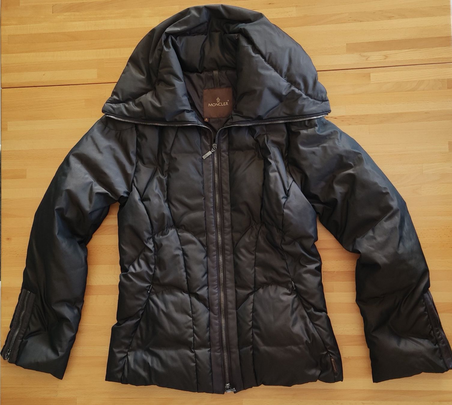 Moncler Giacche: Doudoune courte brune Moncler – Usato da Orbe venduto da ecilea
