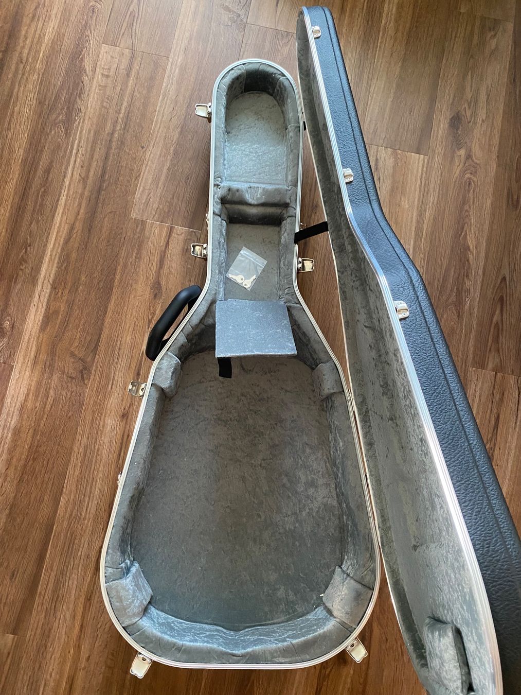 Musikinstrumente: Hiscox OM Case – Neu und originalverpackt aus Beckenried von and_b729 2