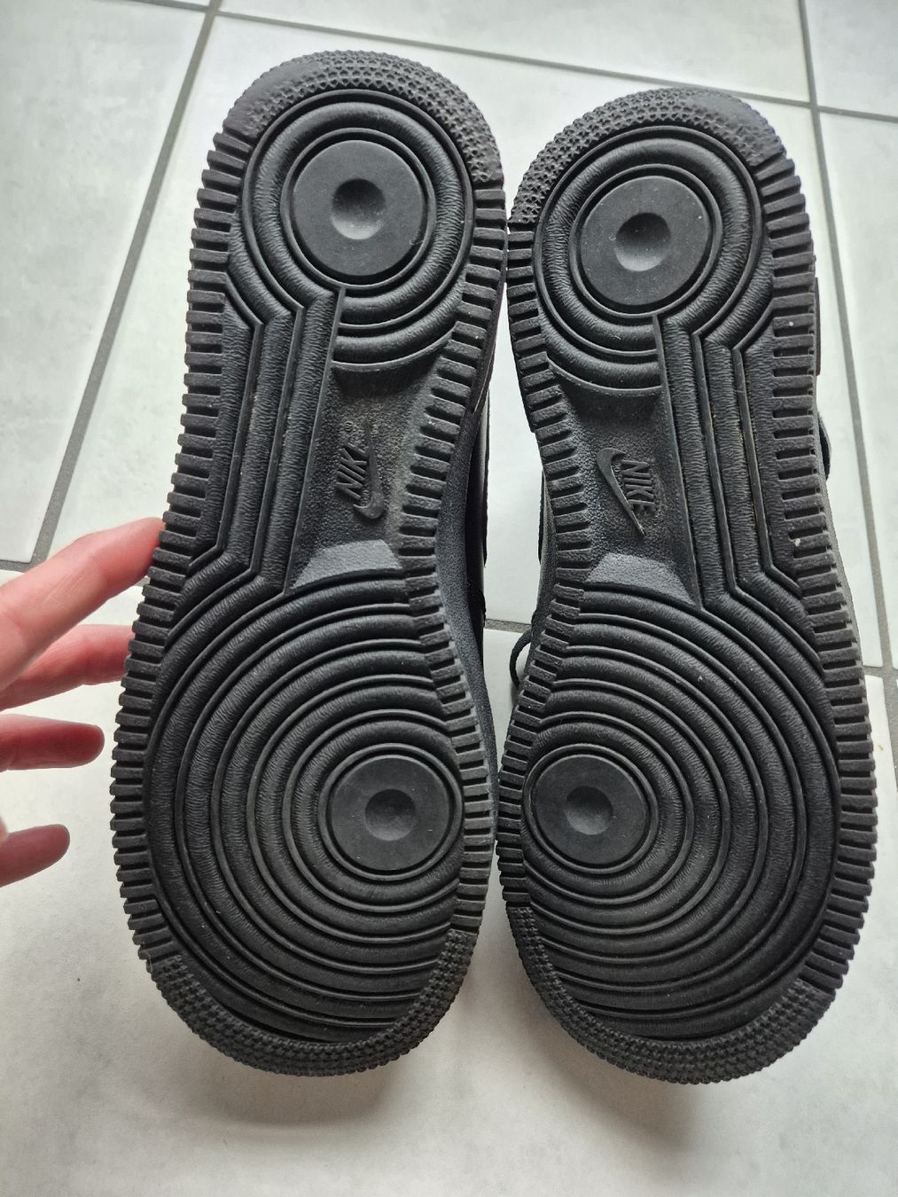 Nike Scarpe da uomo: Schwarze Nike Air Force 1 Sneaker, Gr. 40.5 – Nuovo (secondo la descrizione) da Belp venduto da nibeas 4