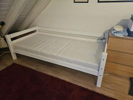 Einzeltagesbett weiss aus Holz inklusive Matratze gebraucht