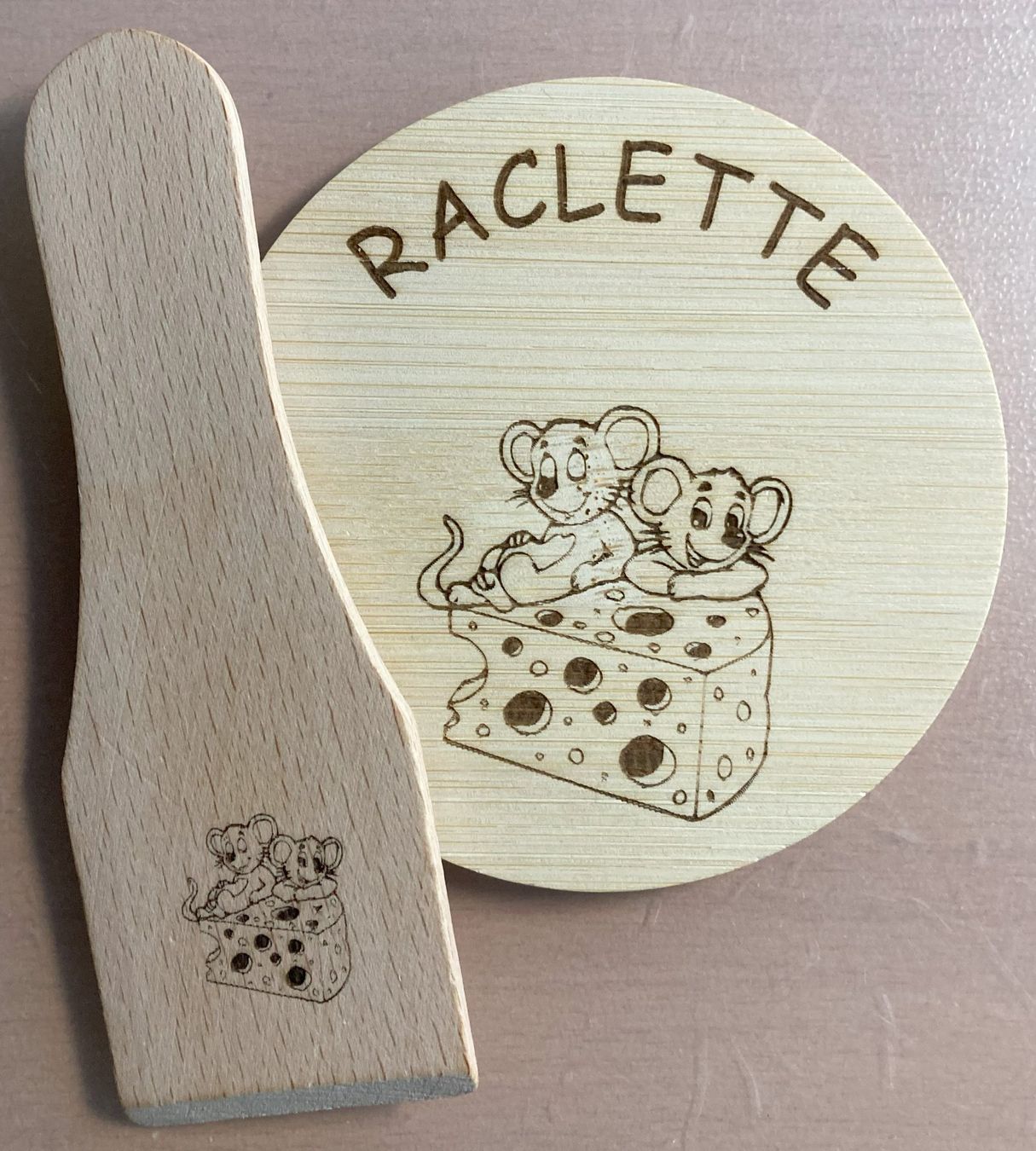 Sottobicchieri: Set Raclettebrettchen mit Schaber – Nuovo e nell'imballaggio originale da Trimmis venduto da Laserart_FN 1