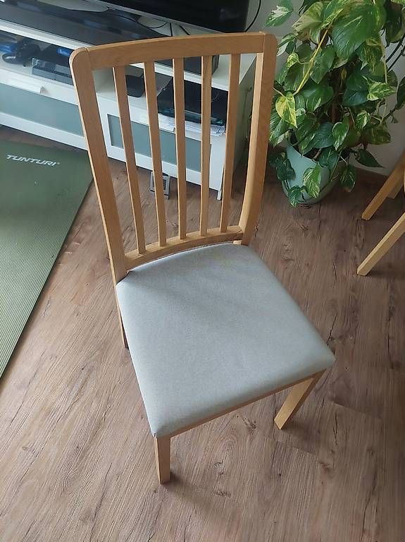 Set di tavolo e panche: Holztisch mit 4 Stühlen – Usato da St. Gallen venduto da ruetzliguetzli77 4