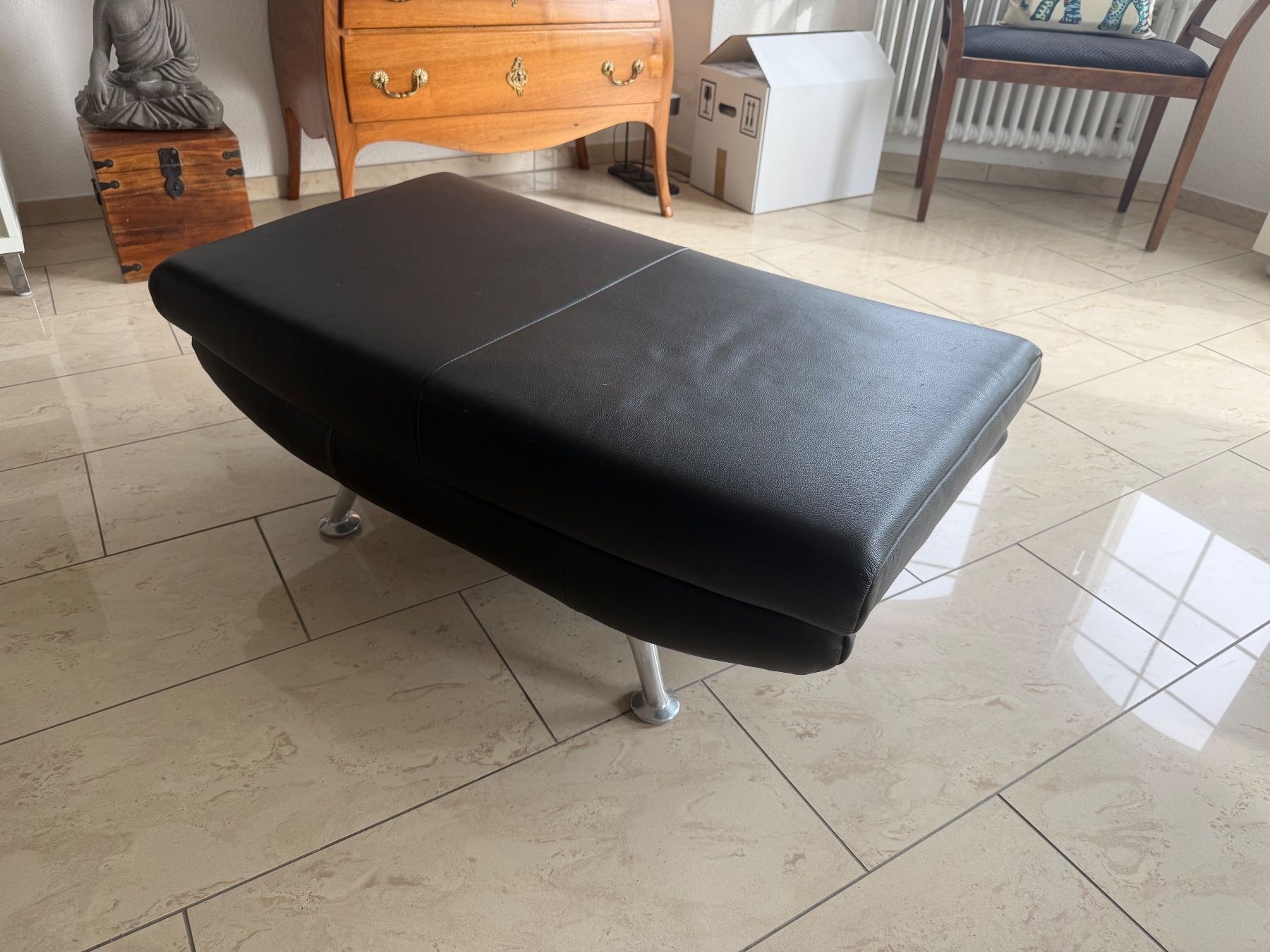 Sofas: Ledersofa mit Hocker, schwarz – Gebraucht aus Grosswangen von Swisslue 5