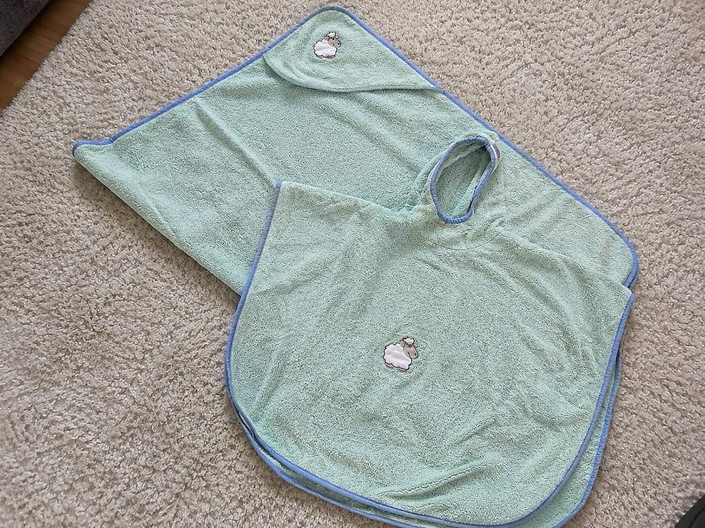 Accappatoi: Frotee-Set: Badetuch und Badeponcho – Usato da Zürich venduto da barbarajo