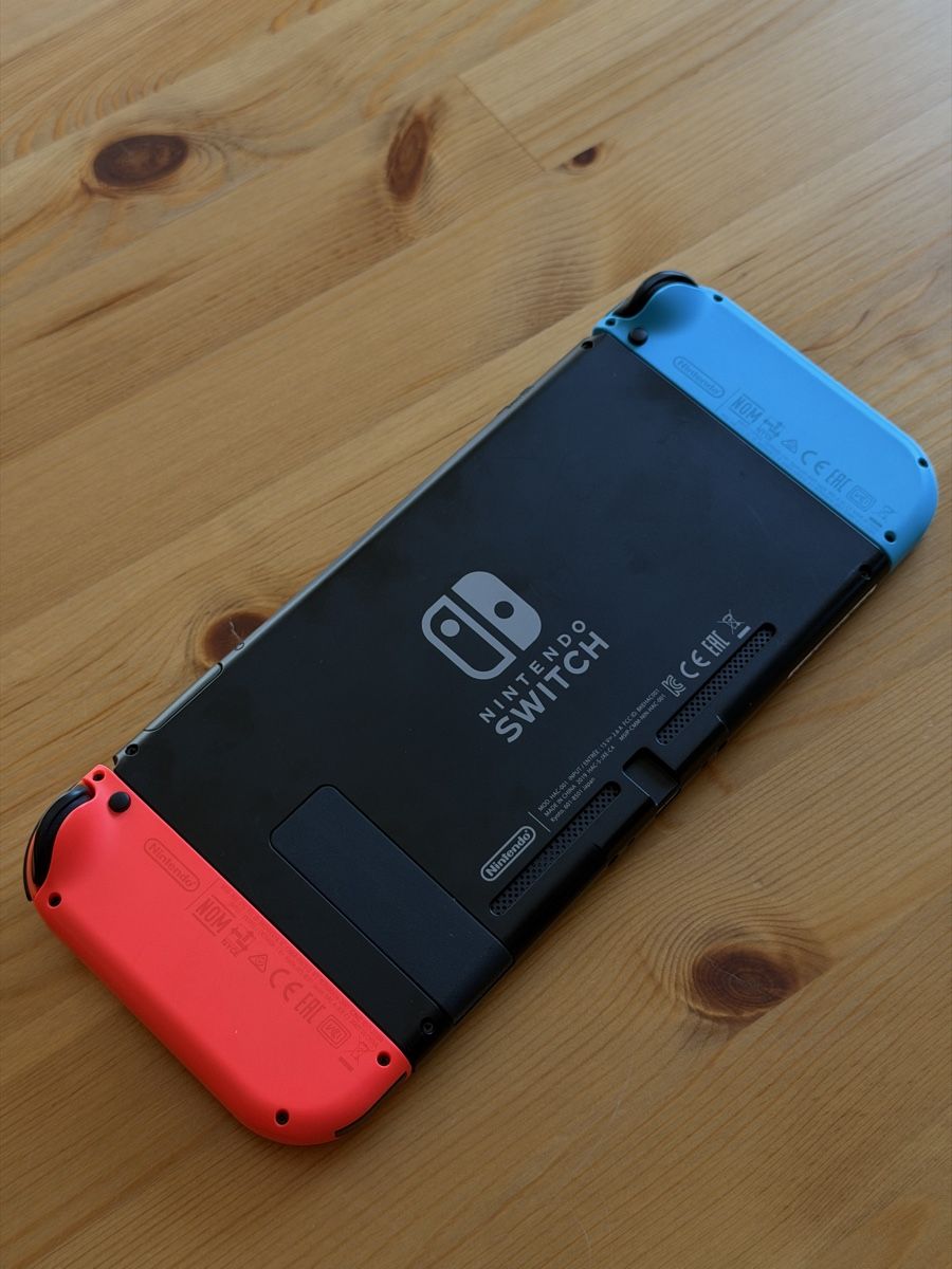 Nintendo Console: Nintendo Switch V1 Console – Complete Set + 3 Games + Case – Usato da Zürich venduto da idbronskiy 7
