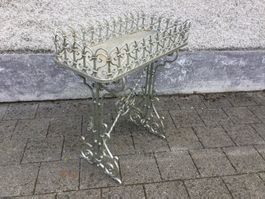 Antiker Jardiniere Blumenständer Metall verspieltes Design