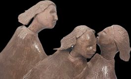 Skulptur drei Frauenfiguren Keramik