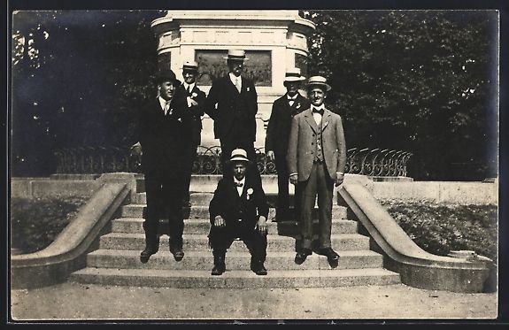 Cartes postales: Foto-AK Basel, Männer vor dem Strassbur – D'occasion à Berlin par bartko-reher