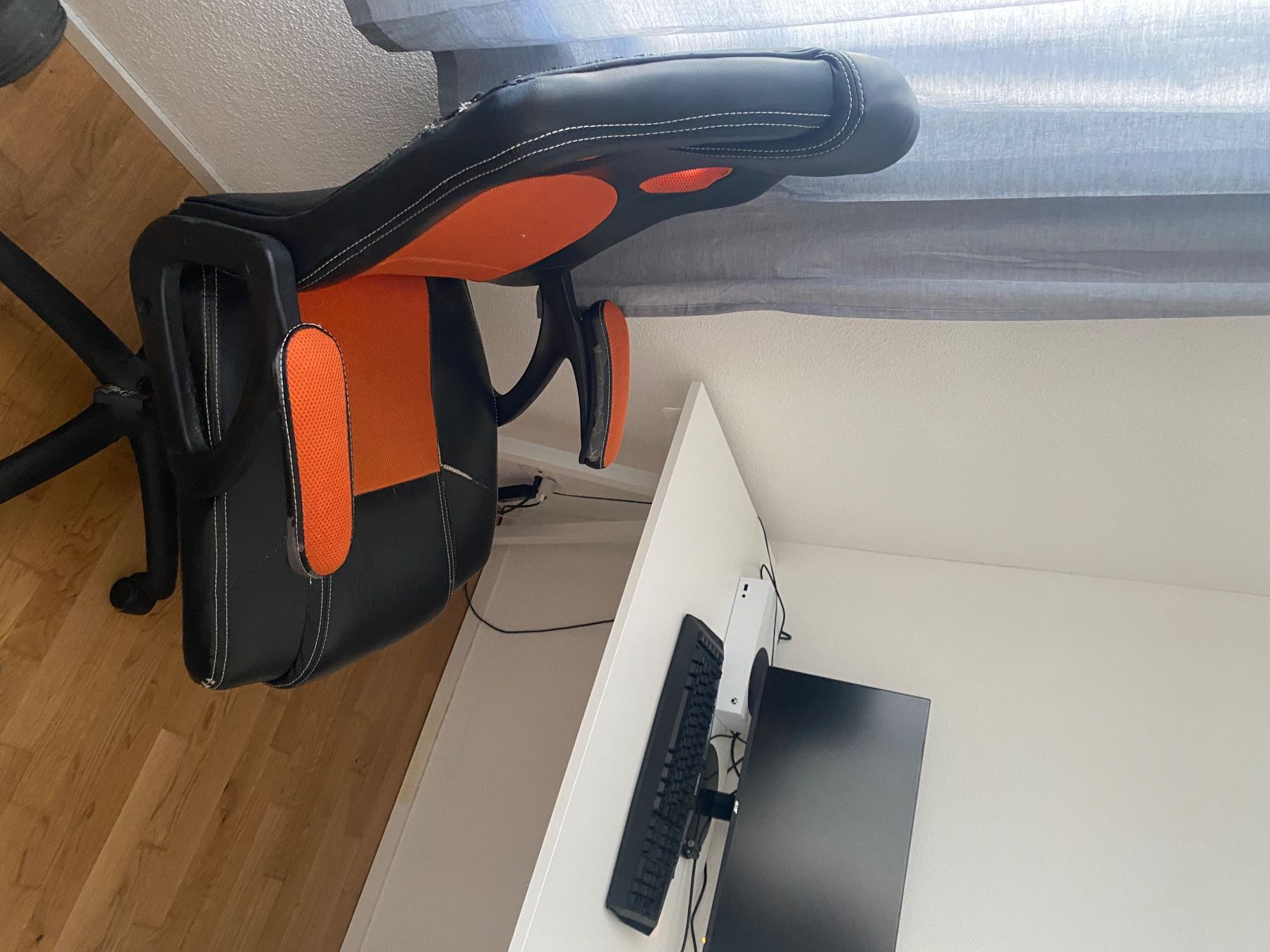 Ikea Scrivanie: IKEA desk with gaming chair – Usato da Küssnacht am Rigi venduto da mir_5tq6 1