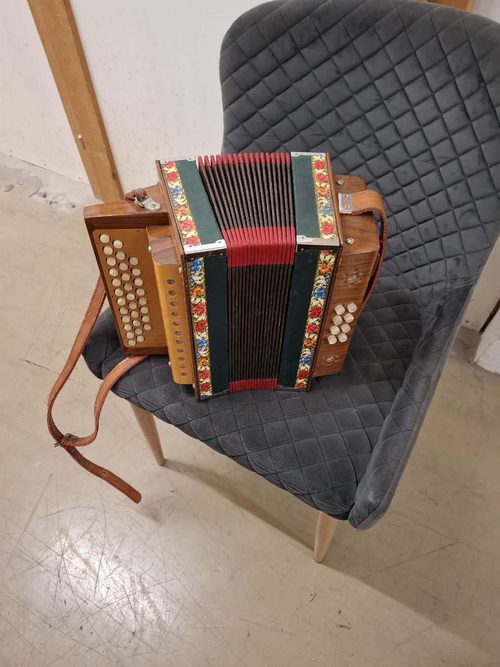 Musikinstrumente: schwyzerorgei – Gebraucht aus Villeneuve von BibiVintage