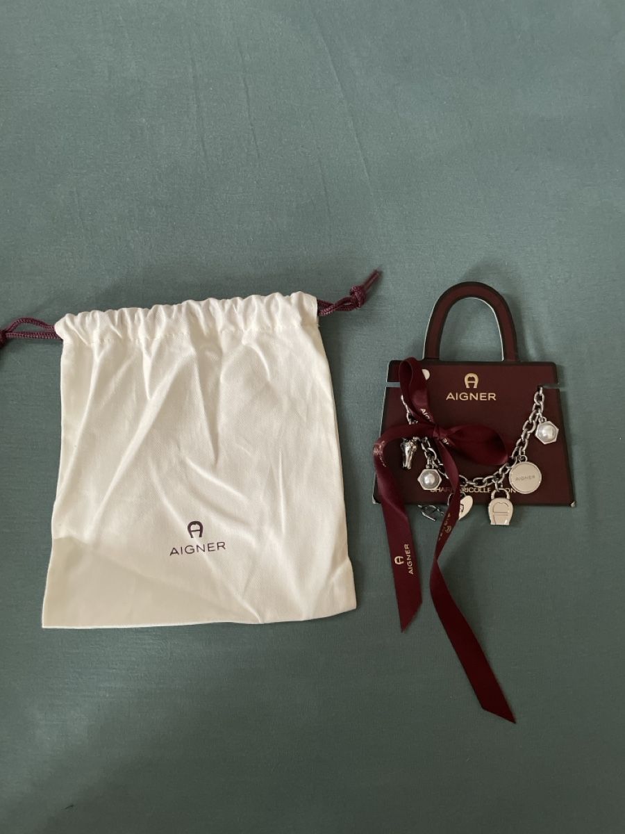 Ciondoli: Aigner Silber Charm neuwertig original – Nuovo e nell'imballaggio originale da Basel venduto da Blumi_13