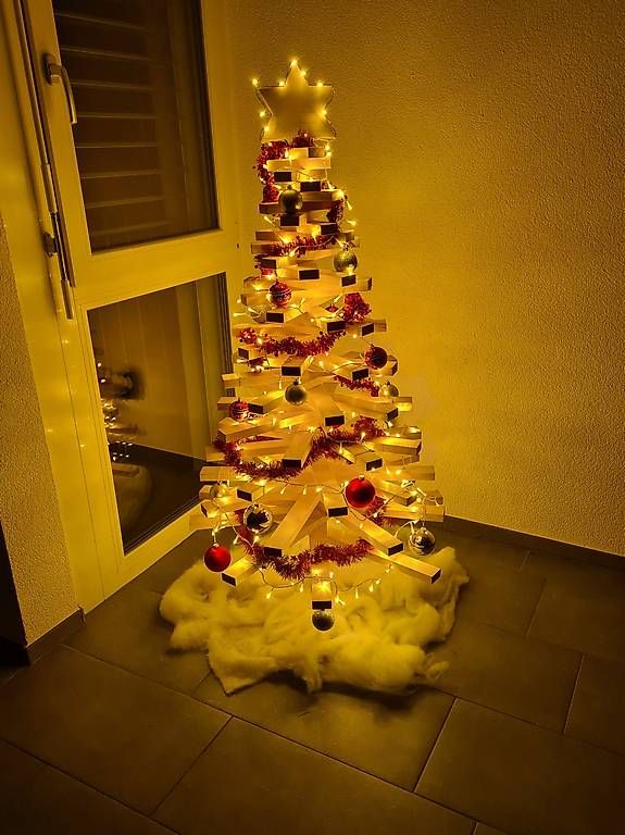 Alle Dekorationen: Weihnachtsbaum aus Fichtenholz – Gebraucht aus Riggisberg von uni_9d57