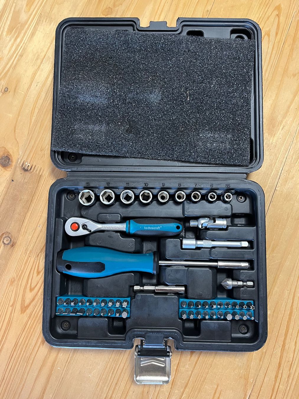Technocraft Tutti gli attrezzi: Technocraft Socket Set Tool Kit with Ratchet and Bits – Usato da Leysin venduto da nevin.mccallum