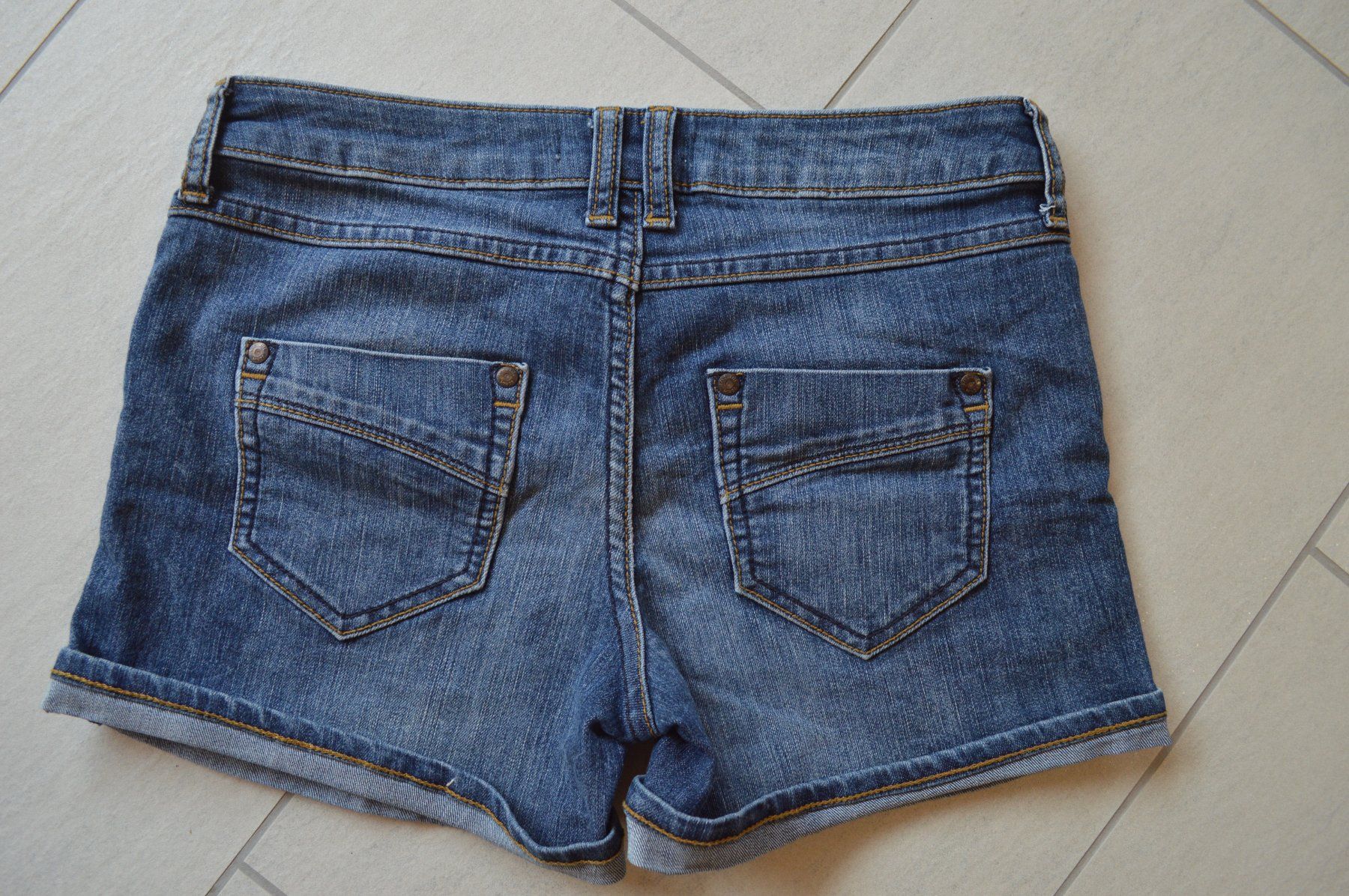 Lotti di vestiti: Jeans-Shorts & Sommerbluse Gr. 38 – Usato da Einigen venduto da Pretorius66 4