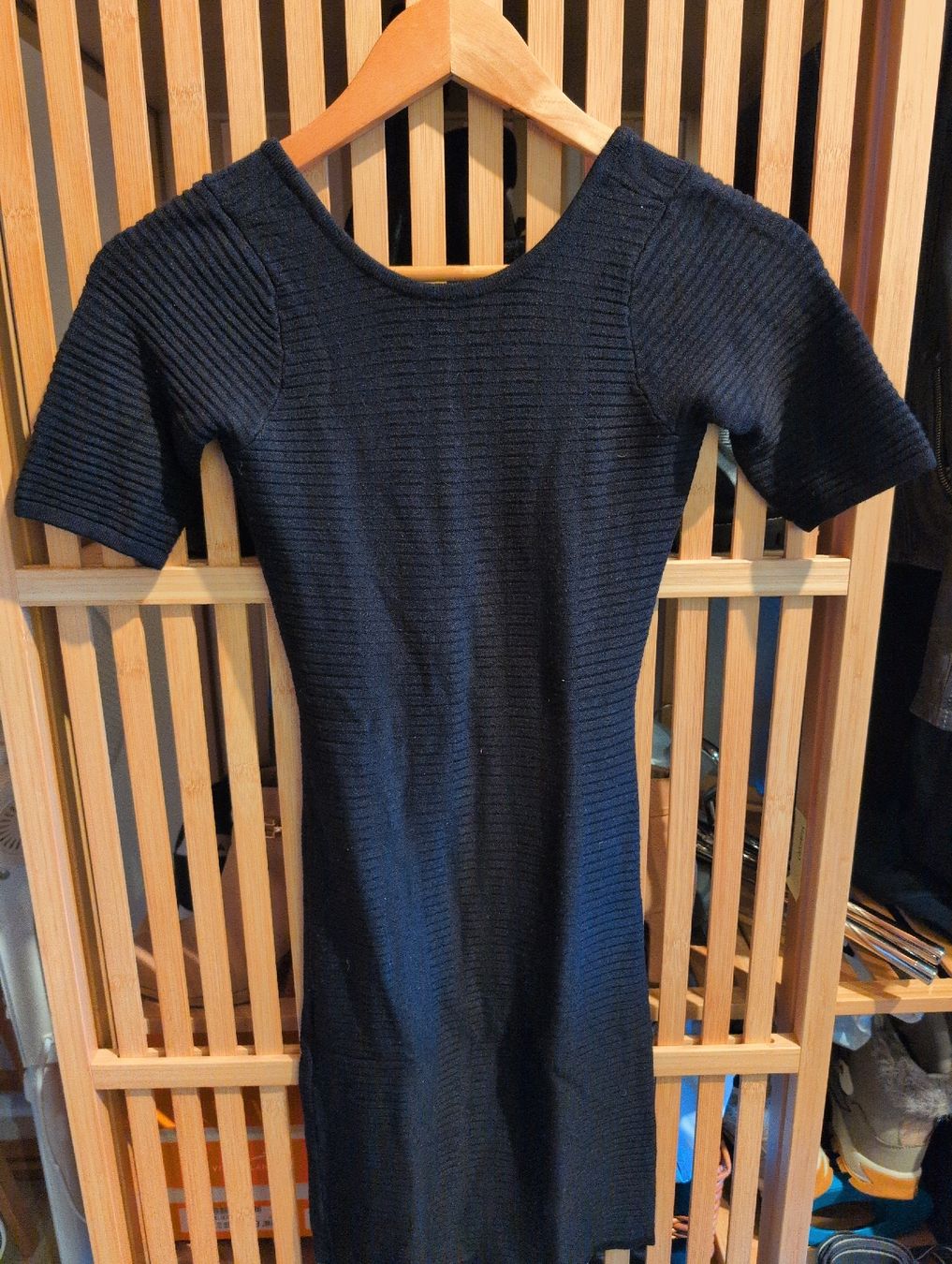 Guess Vestiti: Guess Rippstrickkleid schwarz XS – Usato da Unterlunkhofen venduto da SophieS.