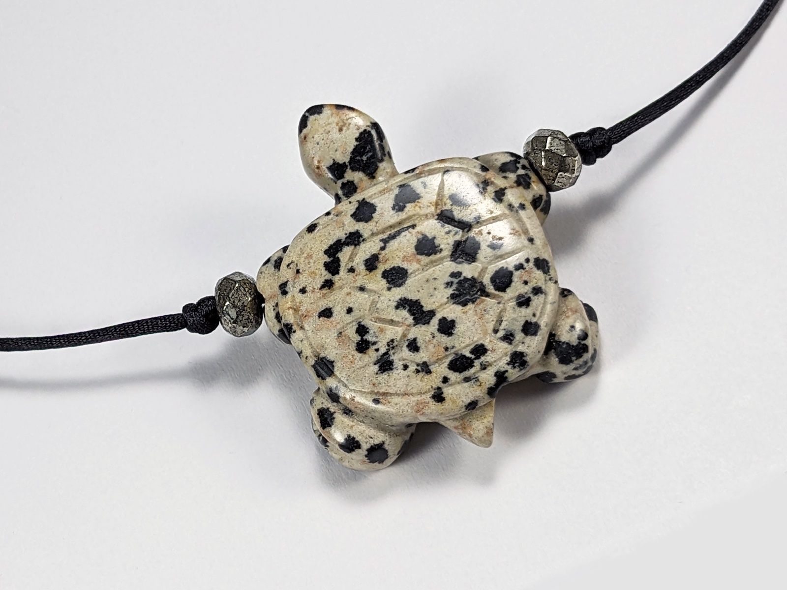 Minerali & Pietre curative: Dalmatiner-Stein Schildkröten Kette/Anhänger mit Pyrit – Nuovo e nell'imballaggio originale da Meilen venduto da StoneGarden