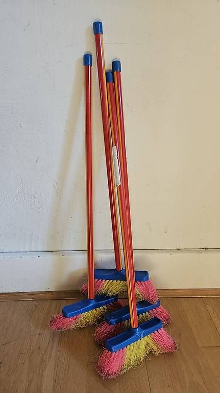 Jouets: Kinderspielzeug Besen – D'occasion à Basel par spo_9r87 2