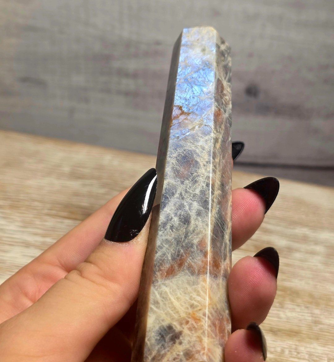 Minerali & Pietre curative: Mondstein Obelisk mit blauem Flash E 122g – Nuovo e nell'imballaggio originale da Matzingen venduto da Shay_Crystalz