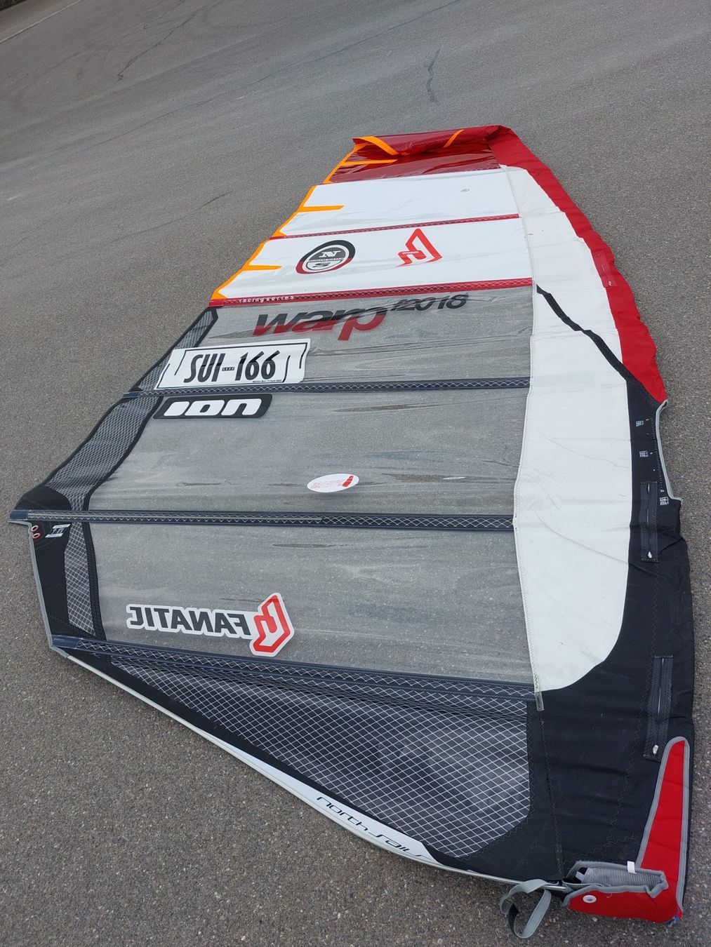 North Sails Surf: North Warp Windsurfsegel 9.0m 2018 – Usato da Fällanden venduto da Nmustang