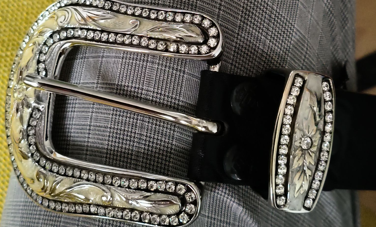 Ceintures: Schicker Herren Ledergürtel mit Glitzerschnalle – Neuf (Voir description) à zürich par Buddy66