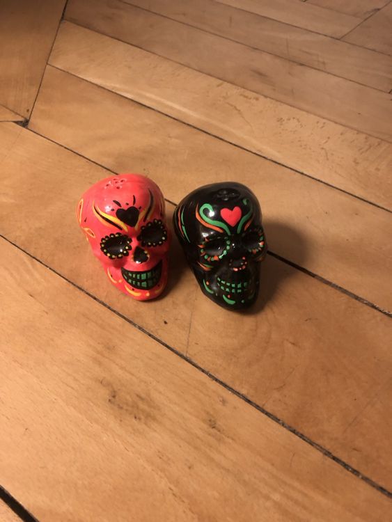 Mud Pie Halloween Salz- & Pfefferstreuer Set | 3-teilig, Totenkopf-Design | Handbemalt, In Sarg-Dose