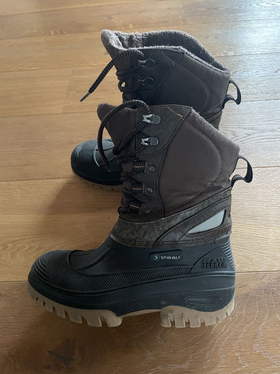Chaussures garçon: Winterschuhe / Schneeschuhe – D'occasion à Aarwangen par erd_ngx8