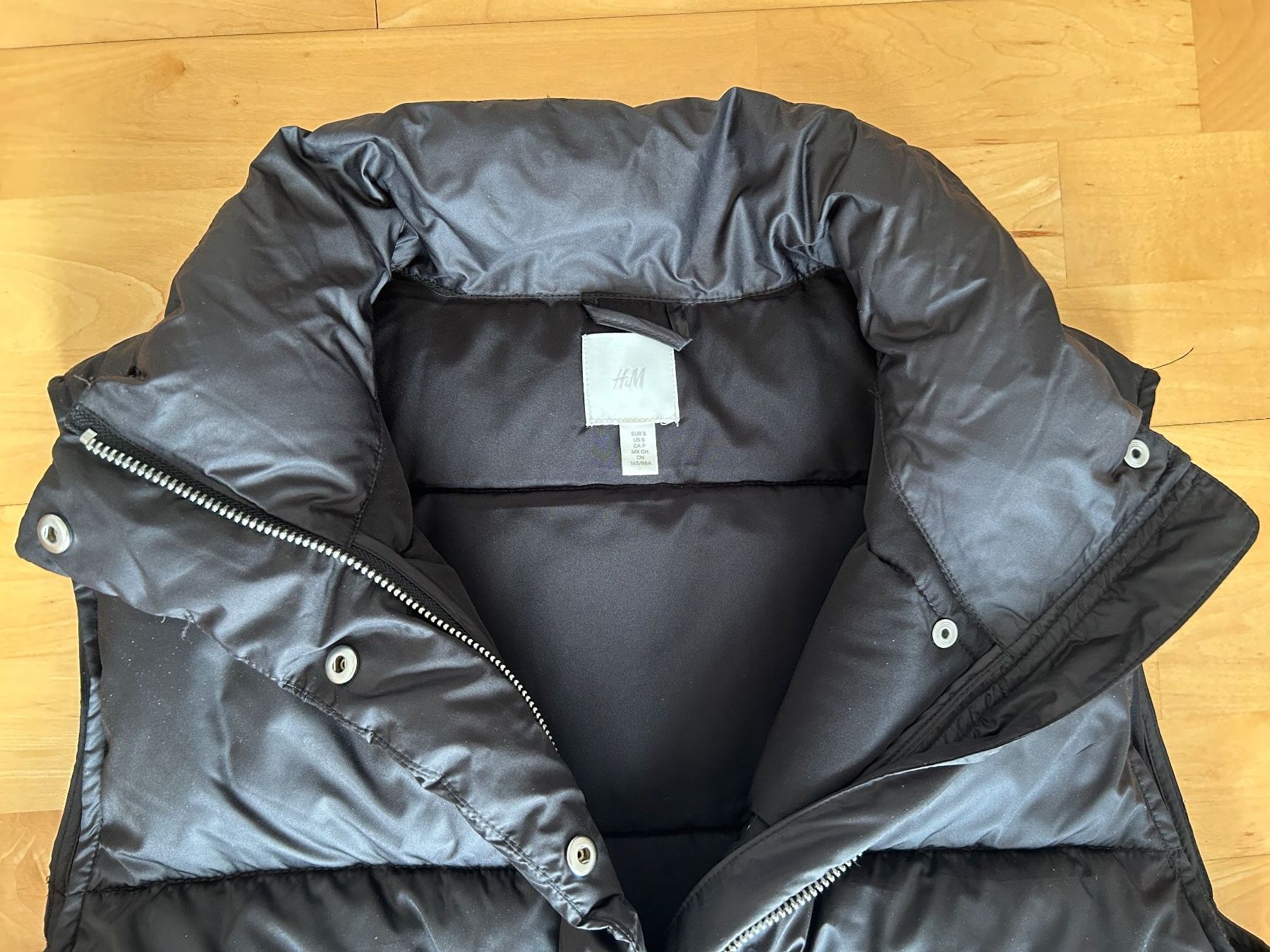 H&M Gilet & Giacche senza maniche: Schwarze Puffer-Steppweste von H&M – Usato da Pfäffikon ZH venduto da the4mos 2