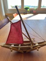 Modellboot aus Holz mit rotem Segel, gebrauchter Zustand