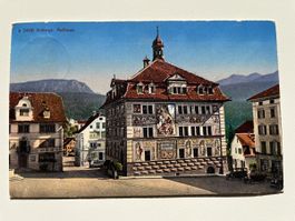 b 3498 Schwyz-Rathaus, gelaufen 1928, mehrereOldtimer