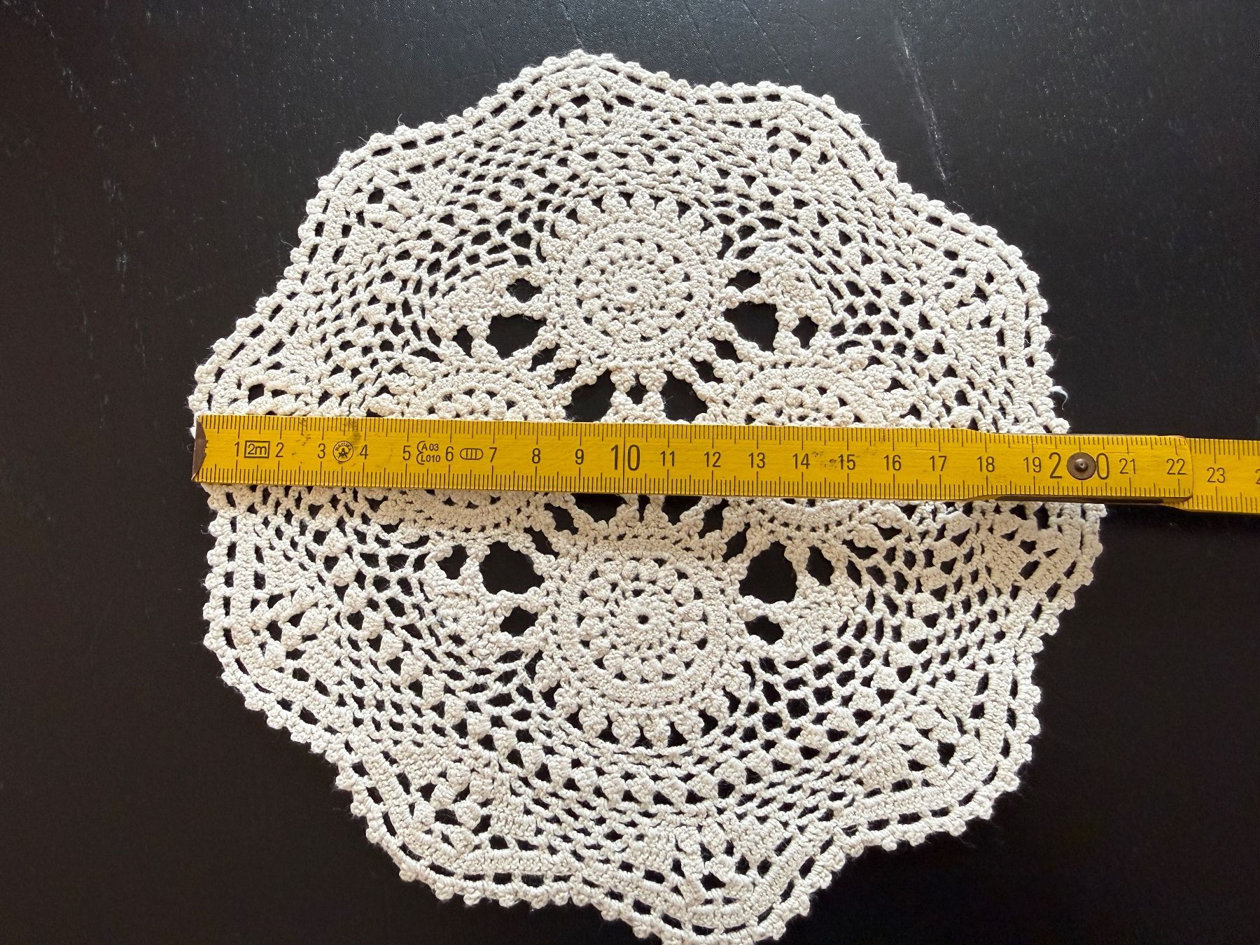 Sottobicchieri: 2er Set Handgemachte Spitzen-Deckchen mit Blumenmuster – Usato da Erstfeld venduto da Uhu1980 2