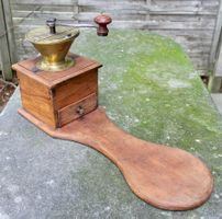 Antike Kaffeemühle, Holz und Messing
