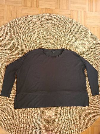 Schlichter schwarzer Pulli von Cos