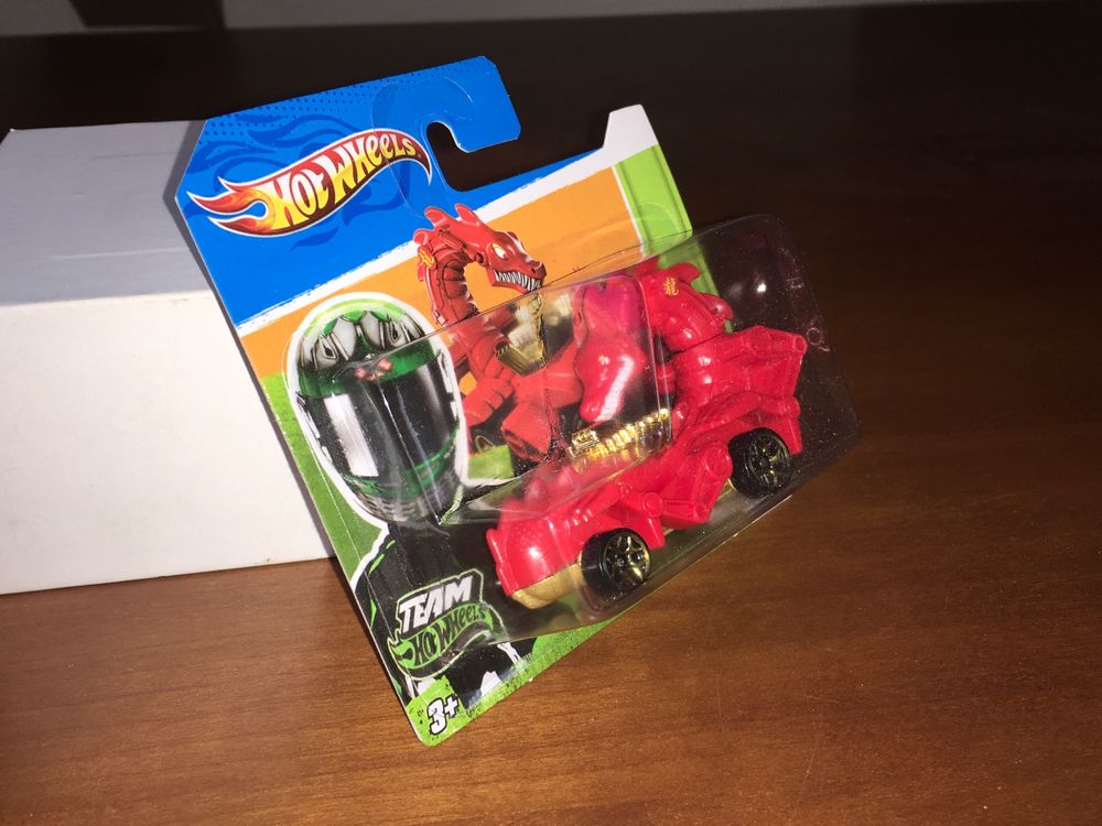 Hot Wheels RED RODZILLA – Edizione Speciale Anno Del Drago 2012 (1:64). Modellino Pressofuso Da Collezione In Alluminio.