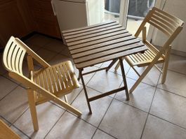 Gartentisch mit 2 Klappstühlen Holz gebraucht