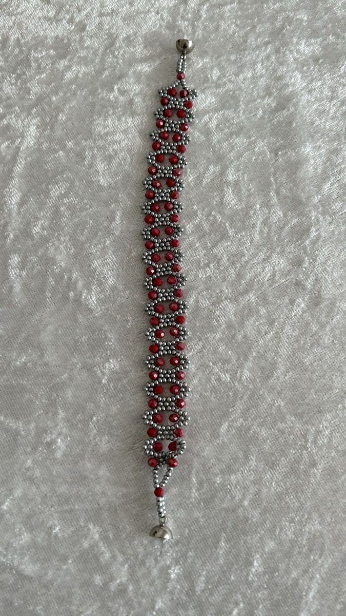 Bracciali & Braccialetti: Schickes Perlenarmband, rot-silber, Handarbeit – Nuovo (secondo la descrizione) da Ettiswil venduto da nat_9vgc 1