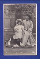 ENFANT - Jeune fille avec maman et les pigeons